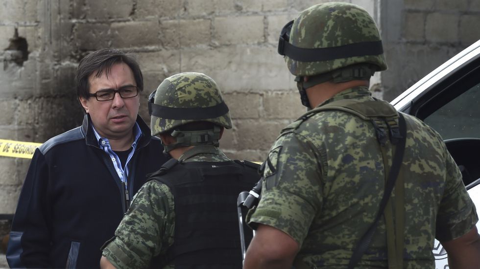 El director de la Agencia de Investigación Crimina de México llega a la casa en la que terminaba el túnel de «El Chapo»