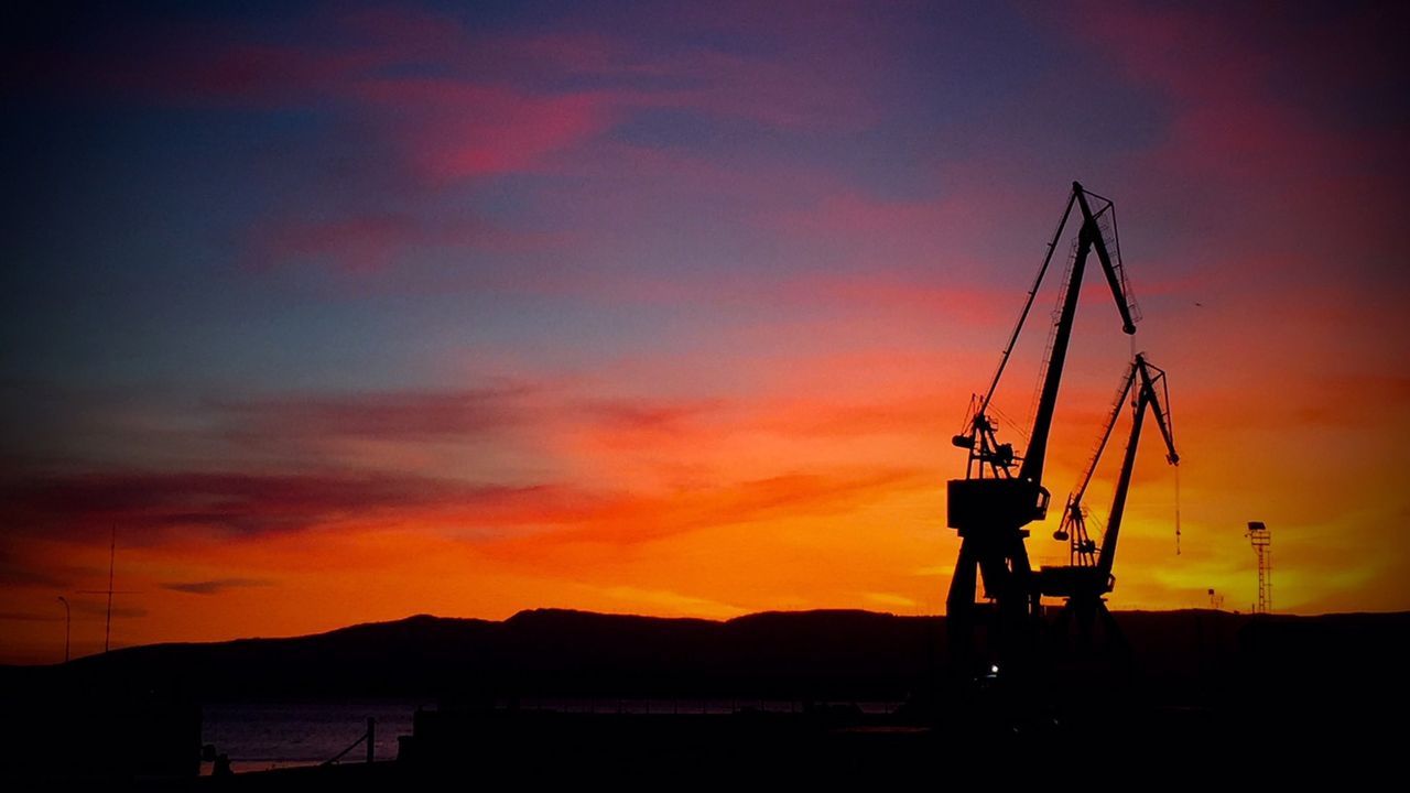 Puesta de sol en Vilagarcía con las grúas del muelle del Ramal al fondo