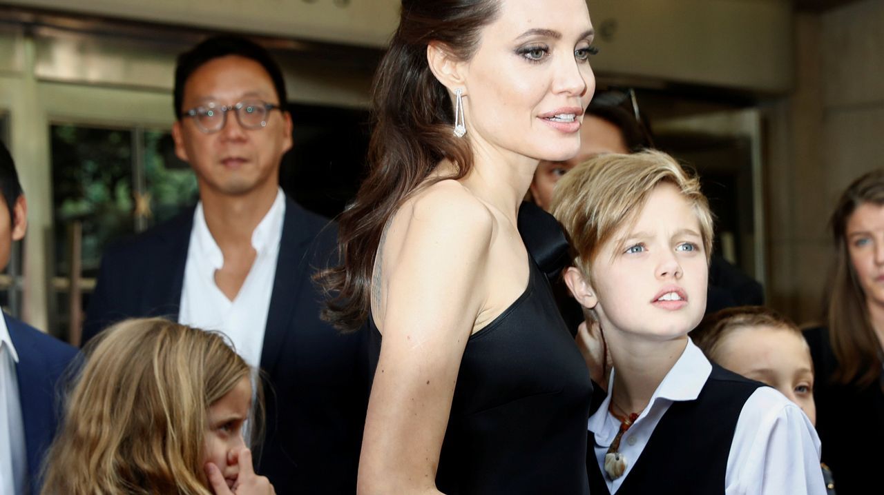 .Angelina Jolie junto a sus hijas Shiloh y Vivienne.