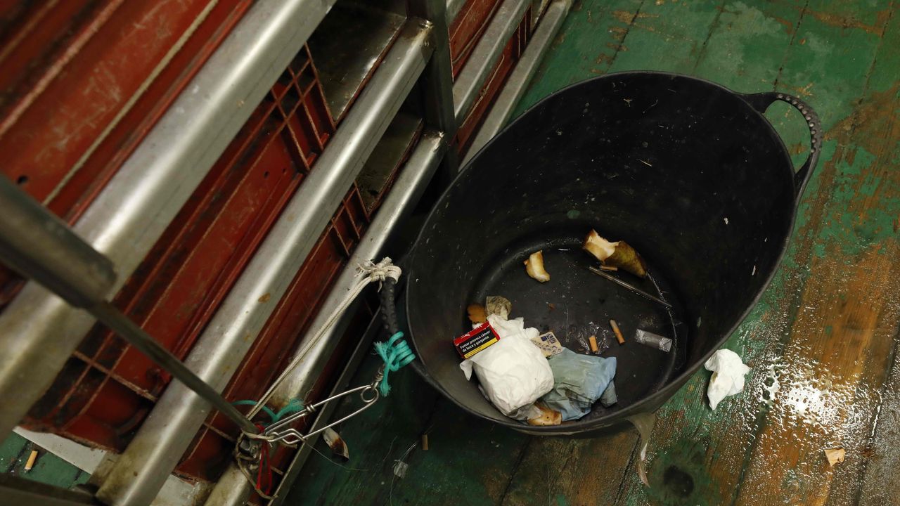 A bordo del Rodríguez Parapar procuran reciclar todos los residuos que no son biodegradables, y en la zona de trabajo usan como papelera este capacho