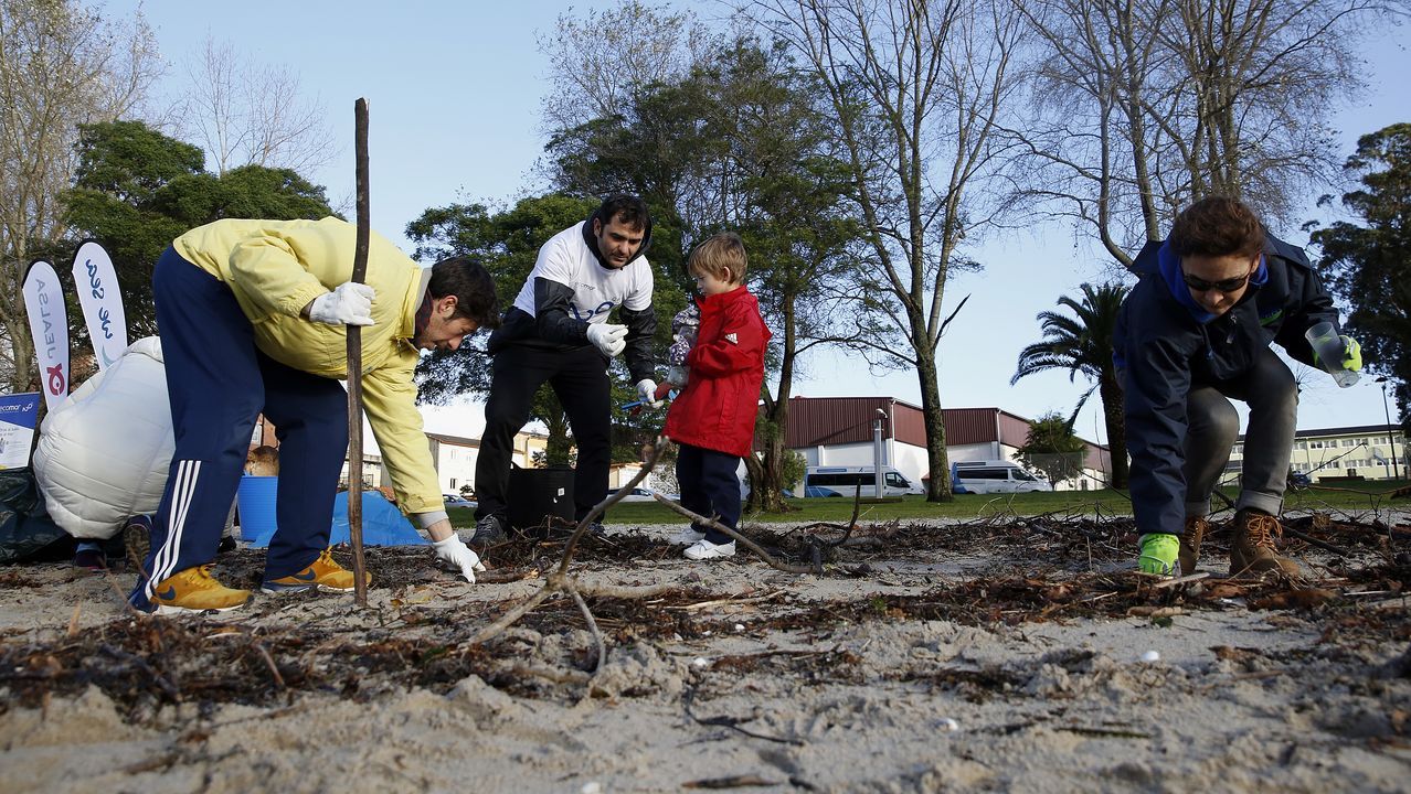boiro. limpieza de playa de barraña del programa ecomar de jealsa
