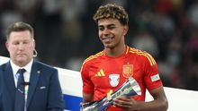 Lamine Yamal recibe el premio al Mejor Jugador Joven de la Eurocopa