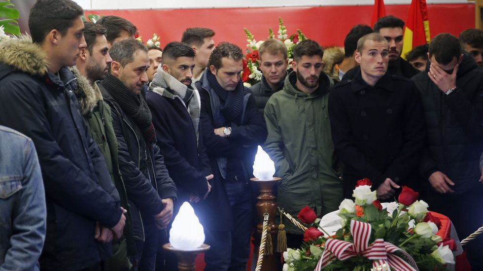 .El estadio de El Molinón acoge el funeral por Enrique Castro  Quini , exjugador del Sporting, con las tribunas abiertas al público