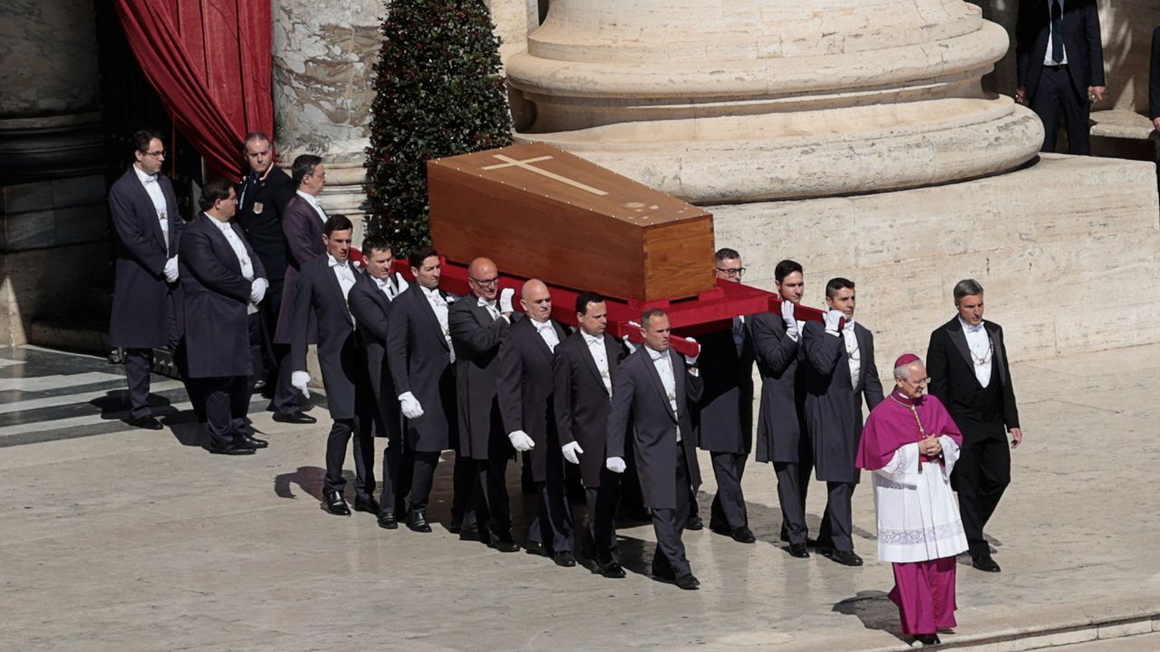El rey Felipe VI saluda al presidente de Estados Unidos Donald Trump durante el funeral del papa Francisco en la Plaza de San Pedro