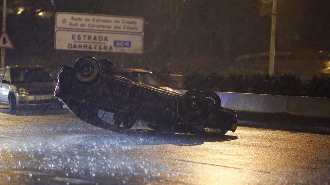 .Estas son las imágenes que dejó el domingo el paso del temporal Ana en Galicia. Accidente en Alfonso Molina, en A Coruña