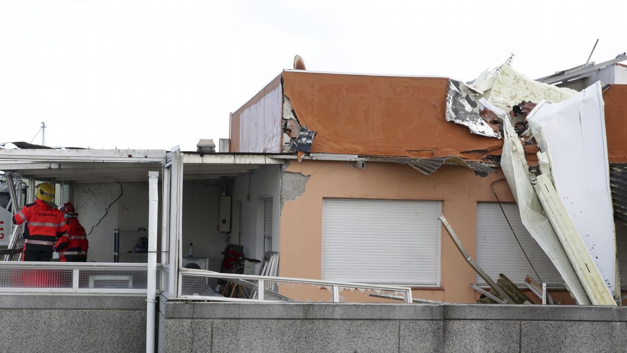 .Edificio en Arteixo, enfrente de Pescanova, que le voló el tejado