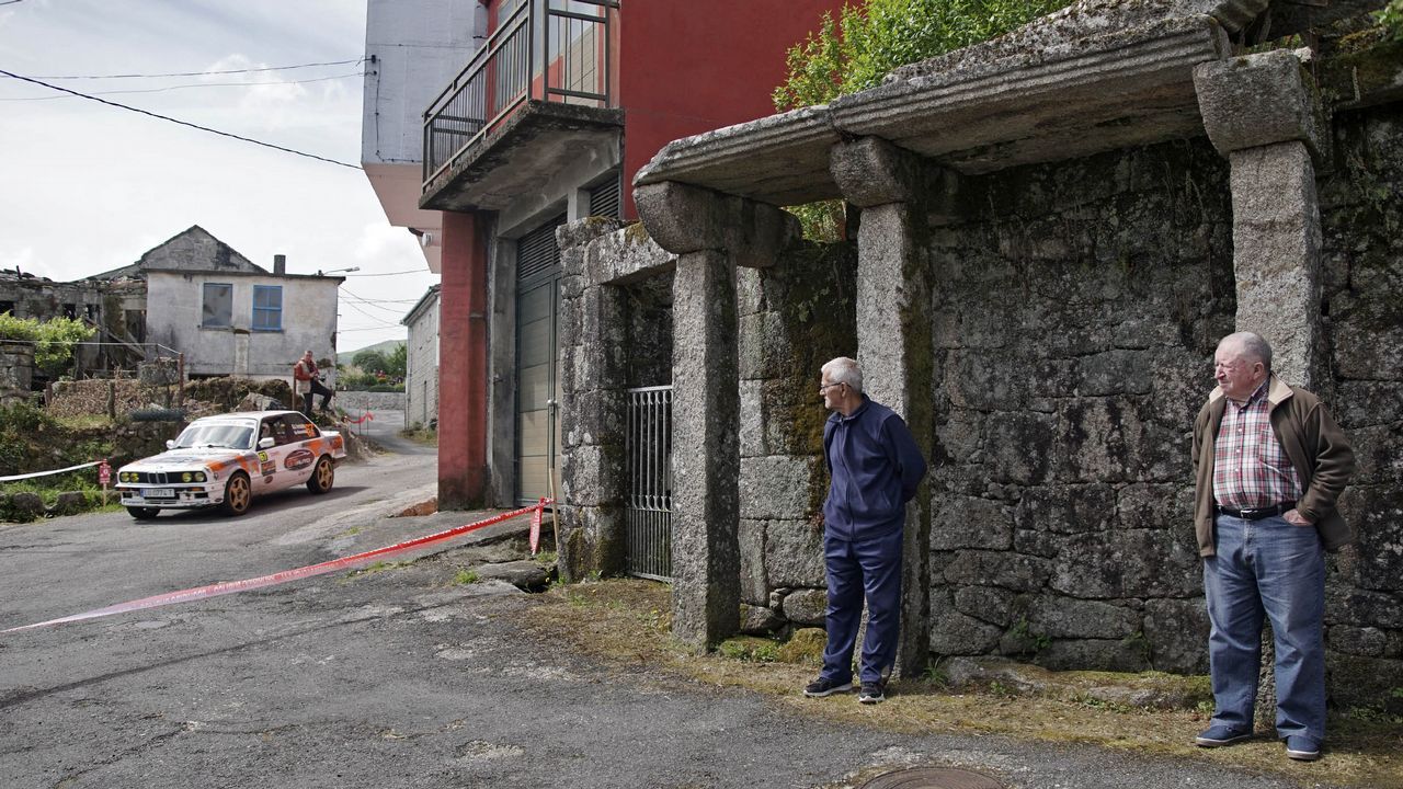 A todo gas en el pueblo de Barroso.La curva del Cruceiro fue un buen escenario para disfrutar del Rali de Ourense