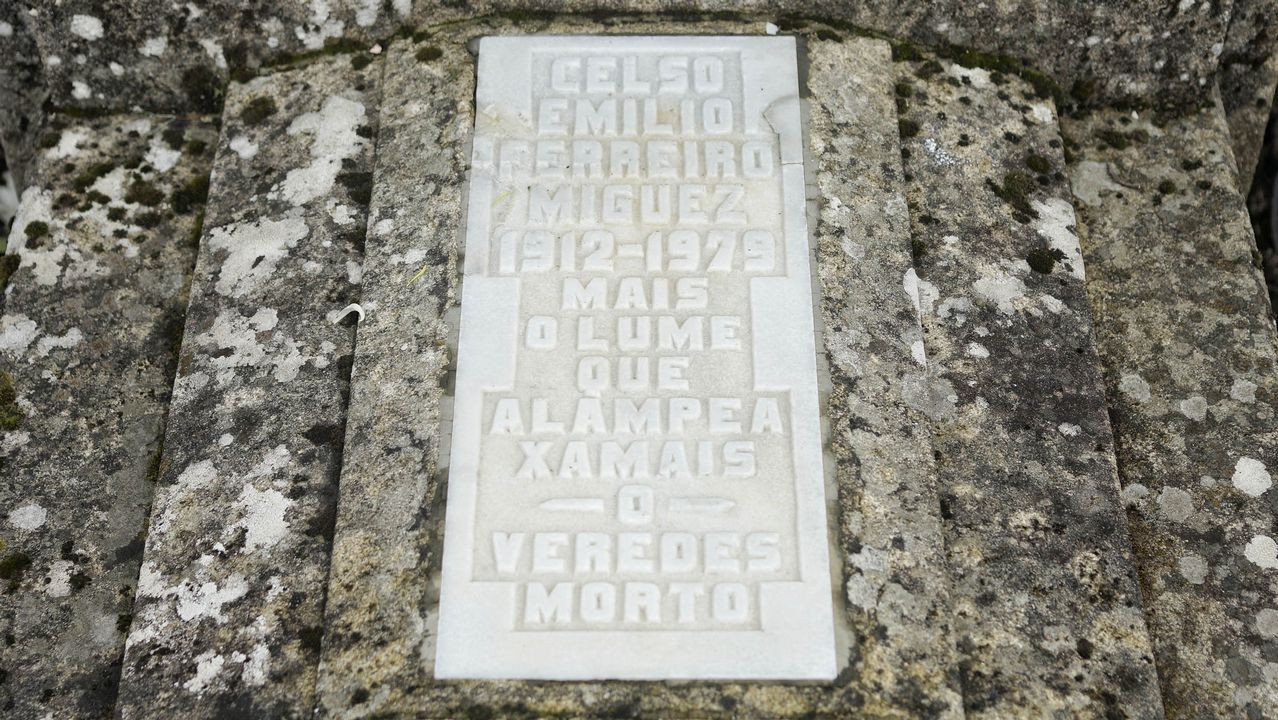Cementerios singulares de Ourense.Cementerio parroquial de San Verísimo en Celanova. Acoge la tumba del poeta Celso Emilio Ferreiro.