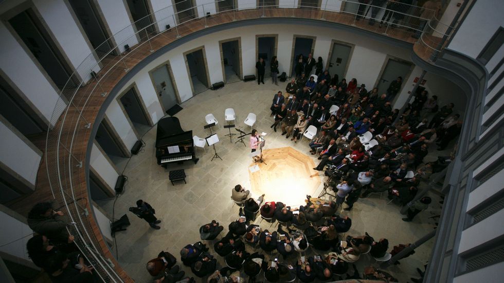Un concierto de Lugo Camerata, en el patio central de la prisión, fue el primer acto cultural para inaugurar este centro