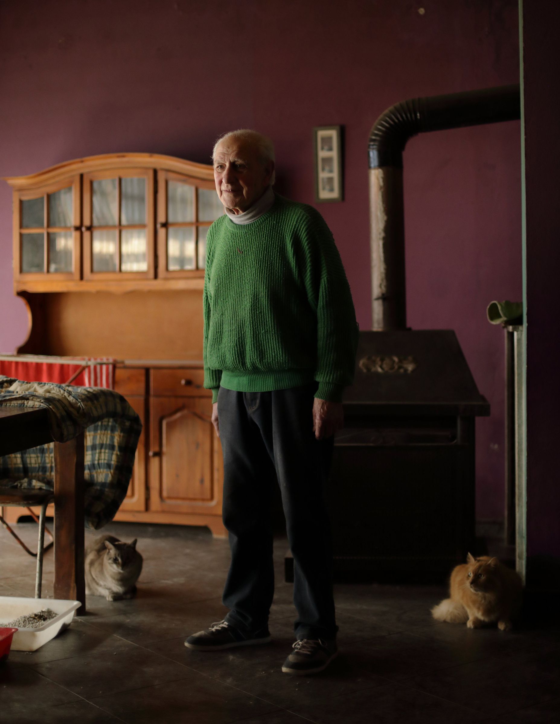 Simen posa en su casa y con sus gatos. Es un gran amante de los animales y alimenta todos los das a cerca de medio centenar de gatos callejeros.