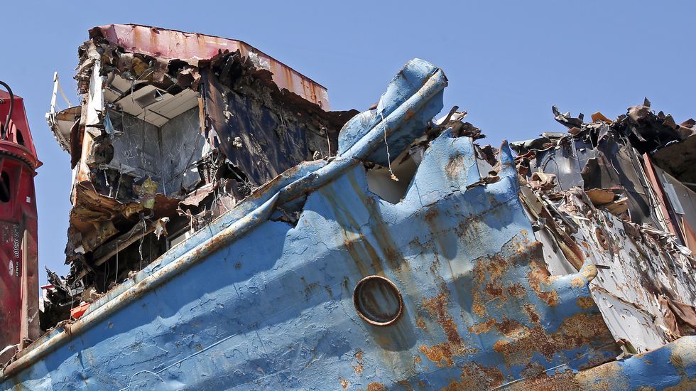 Desguace del atunero Albacora Diez en el puerto de Marín