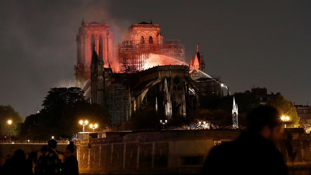 Unos bomberos dentro de la Catedral de Notre Dame