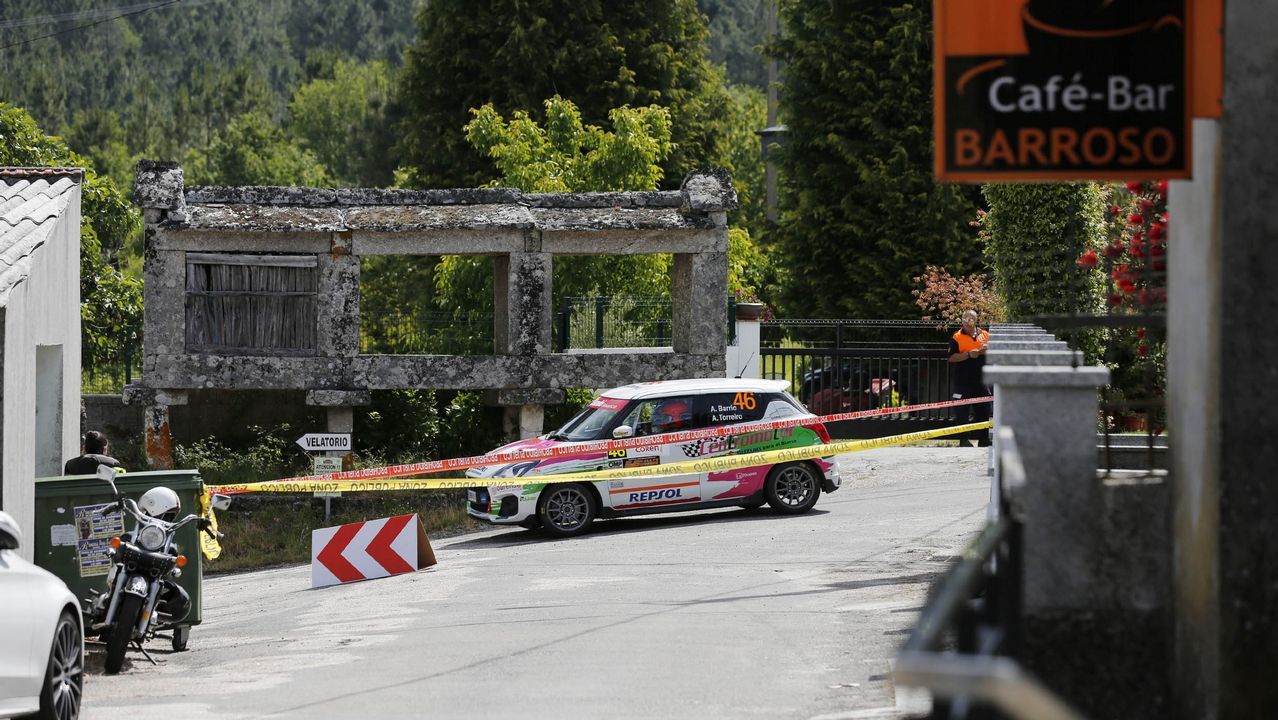 A todo gas en el pueblo de Barroso.La curva del Cruceiro fue un buen escenario para disfrutar del Rali de Ourense