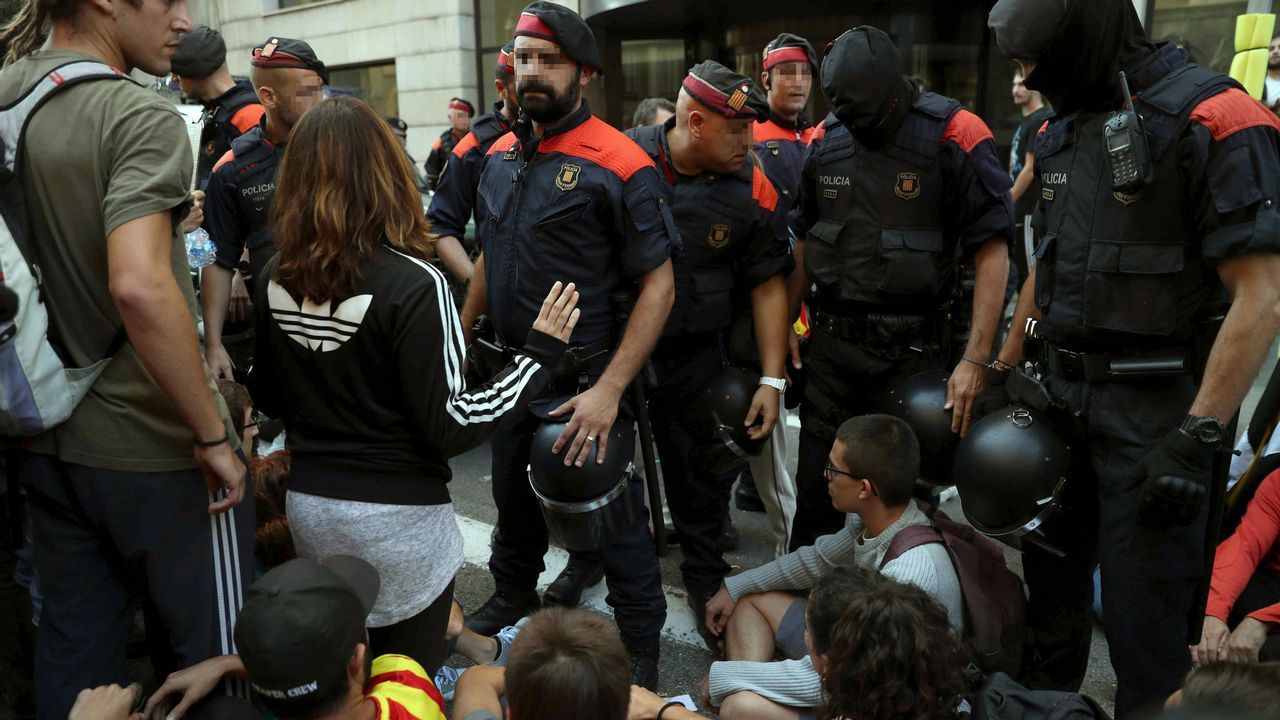 q.Concentración ante la sede de la consellería de Exteriores de la Generalitat