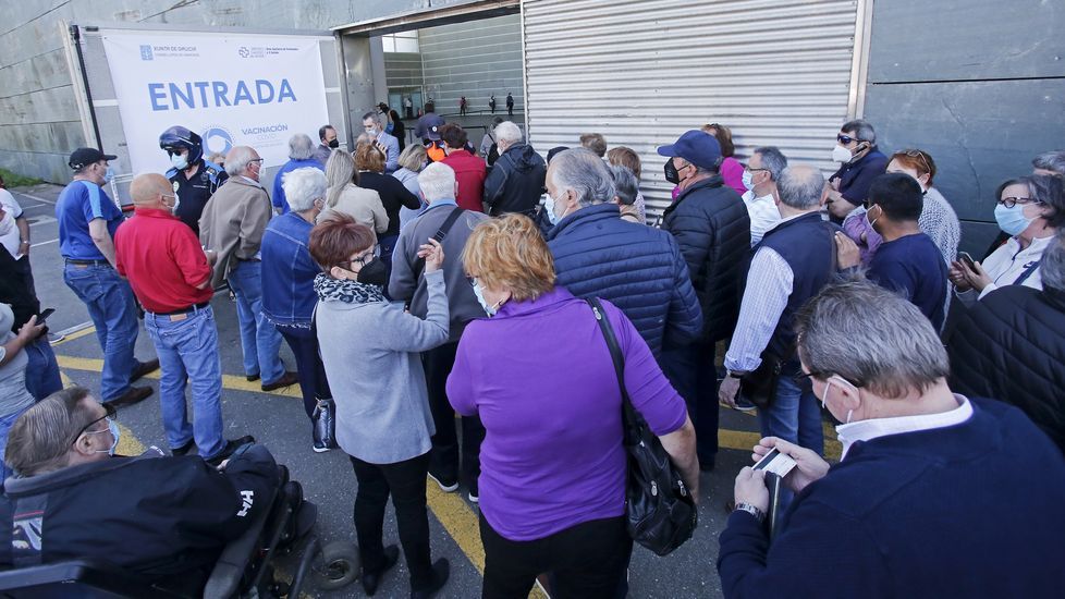 Vacunación masiva contra el Covid-19 con AstraZeneca para personas de entre 60 y 65 años en el recinto ferial de Pontevedra