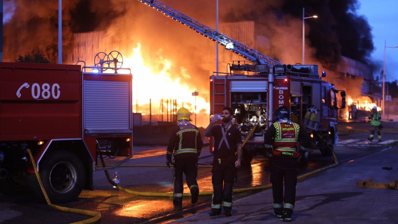 Así amaneció tras el incendio la fábrica de bolsas de papel de Narón