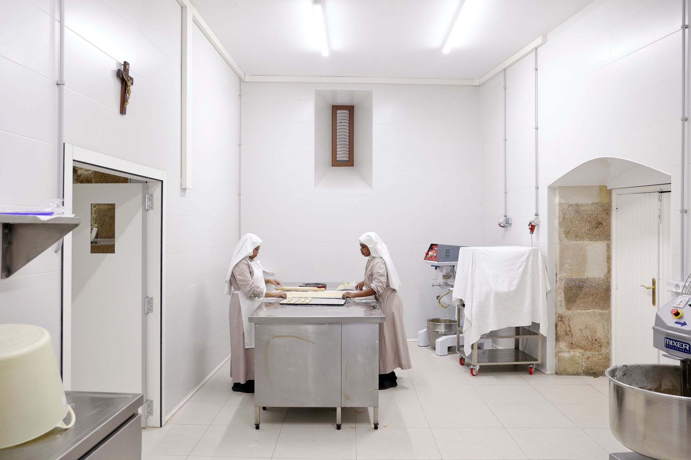 Las dependencias de la producci�n de postres est�n divididas en cinco zonas: amasado, empaquetado, envasado al vac�o y trituraci�n, una sala mixta y otra de fermentaci�n.