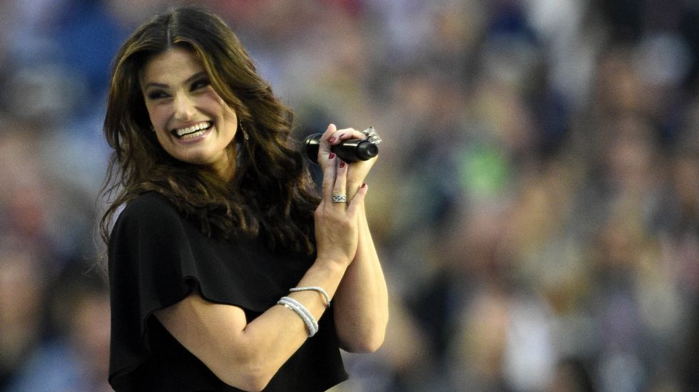 Idina Mendel en un momento de su actuación en el espectáculo previo a la Super Bowl