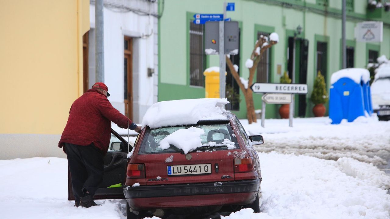 La nieve empezó a remitir en las zonas más bajas en la mañana de este sábado