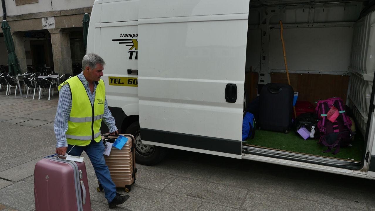 Ovidio Fandiño se encarga del transporte de mochilas. Aquí lo vemos cargando en Portomarín