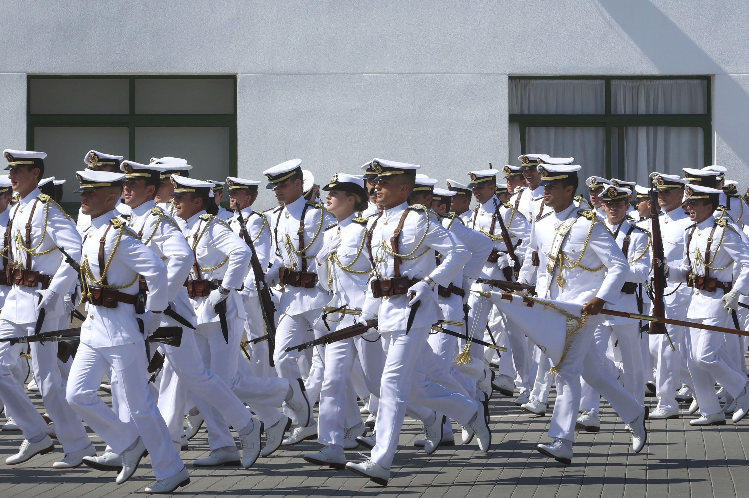 A princesa Leonor apresrase a colocarse no seu posto no acto de xura de bandeira dos alumnos da Escola Naval de Marn. 13/07/2025