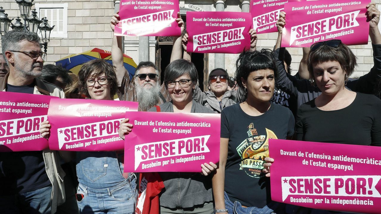 .Protesta de diputados de la CUP ante el Palau de la Generalitat