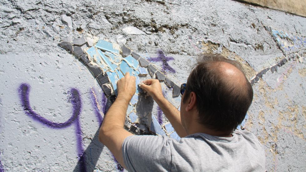Gerardo Rodríguez, Chere, dirige la elaboración de un mural en el Malecón junto al río Sil