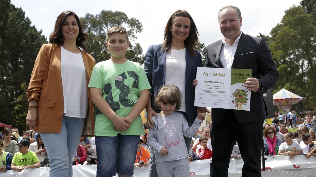 José Ramón Rioboo Castro, alcalde de Culleredo, entrega el Premio Voz Natura, provincia de Ourense al IES de Seixalbo. Recogen Ángela Barja Barja y Marta Rodríguez Marra (coordinadoras), Iago Guede Taboada y Valeria De la Torre Lara (alumnos)