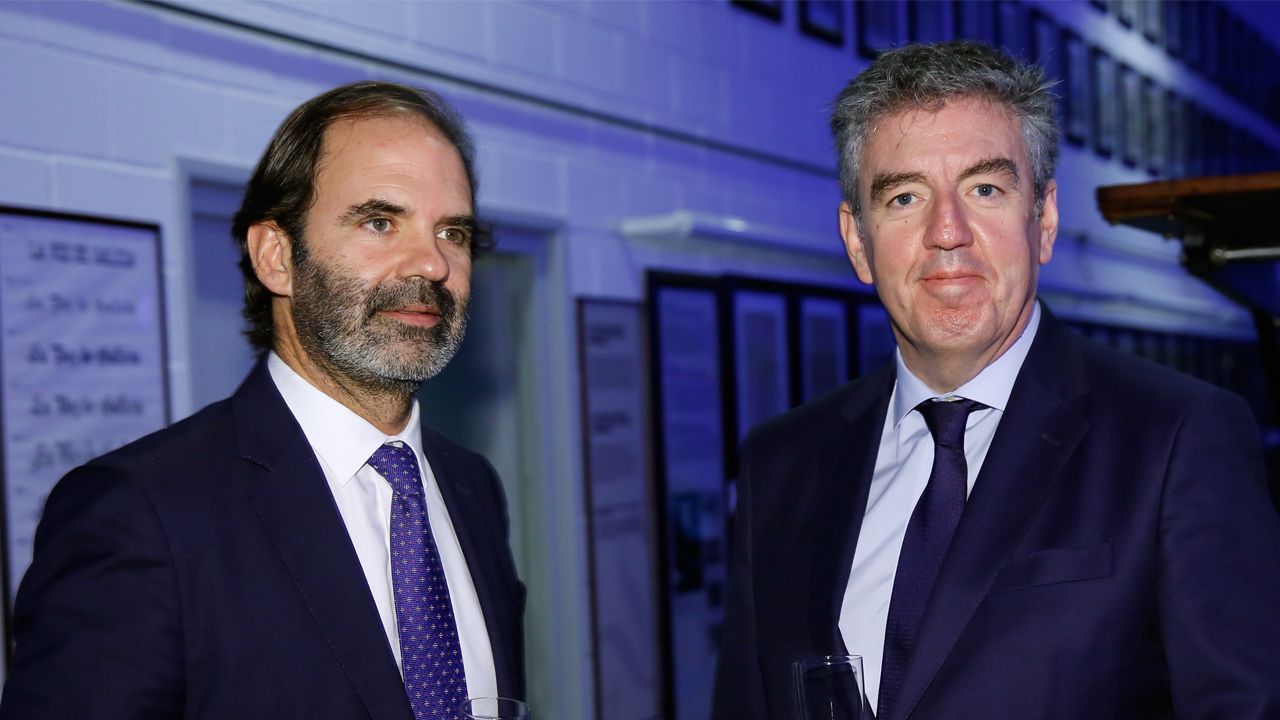 Francisco Vallejo Torres, responsable de Vodafone.El director de Viaquam, Julio Masid, en el cóctel con Mario Barcenilla, presidente de Arias