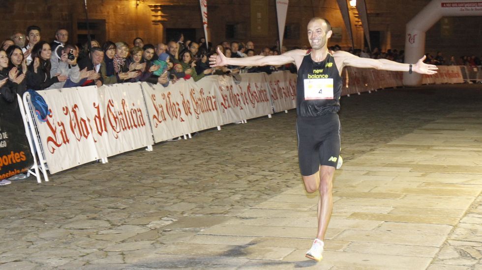Agustín Hernández, entre los corredores.