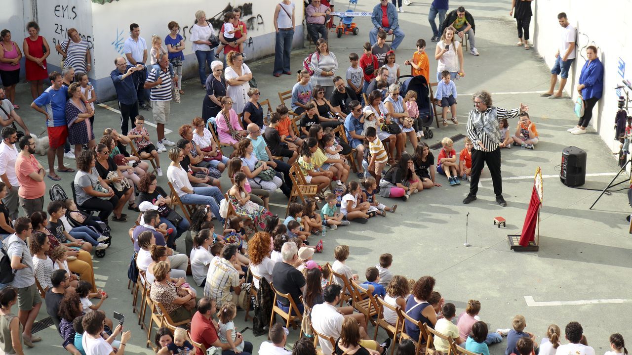 La compañía de títeres Alakrán se acercó al barrio de Caranza para representar el espectáculo Pekeno Kabaret de Tolos