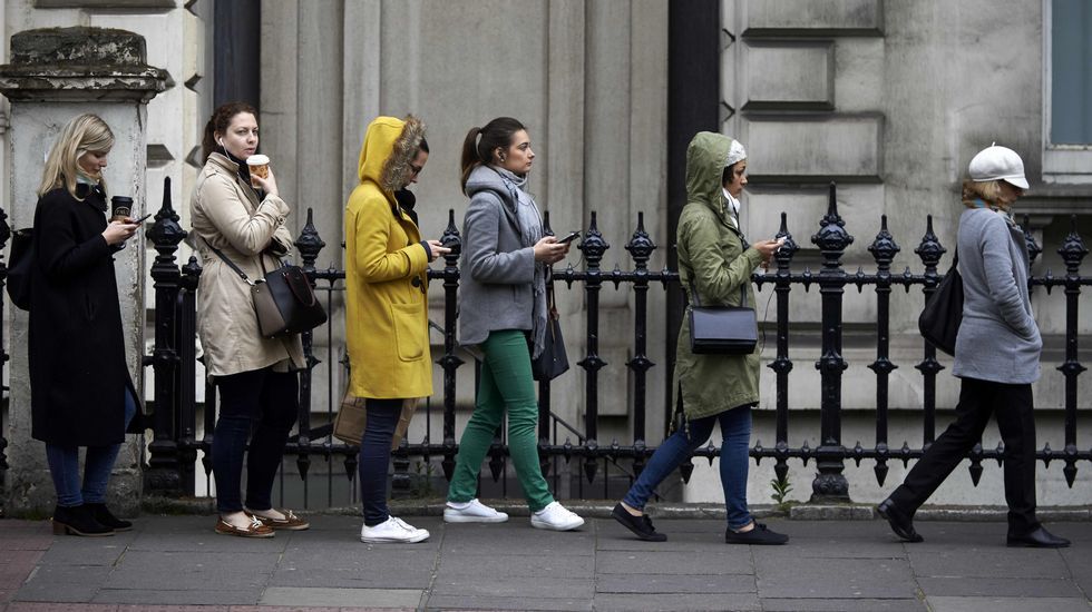 .Colas en la embajada francesa en Londres