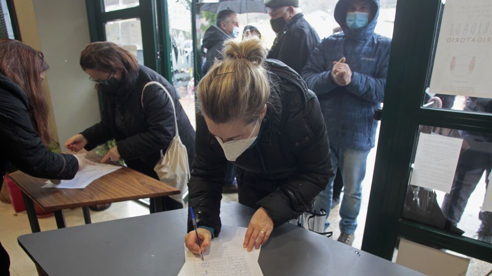 Recogida de firmas para reivindicar un nuevo concurso de transporte específico para O Courel