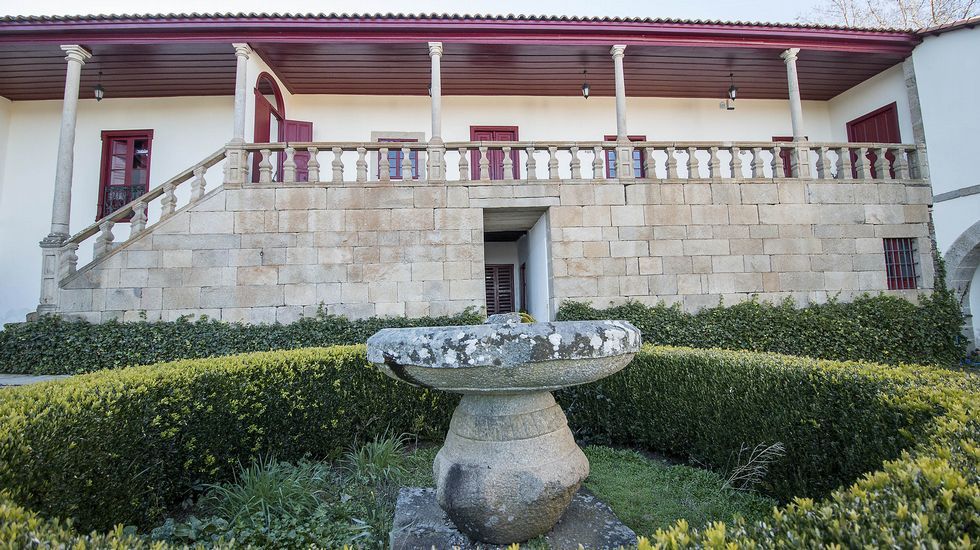 Otro aspecto del patio y la solaina del pazo