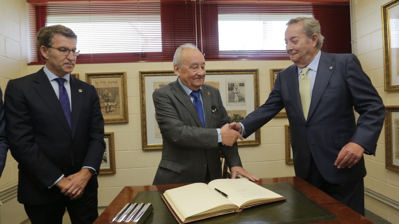 Justo Beramendi, a punto de firmar en el Libro de Oro de La Voz de Galicia, recibe el saludo del editor y presidente de La Voz de Galicia, Santiago Rey Fernández-Latorre en presencia del Presidente de la Xunta, Alberto Núñez Feijoo