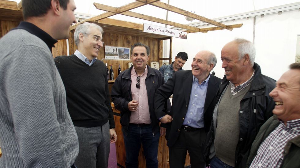 El conselleiro de Industria y el alcalde visitaron los puestos de las bodegas por la mañana