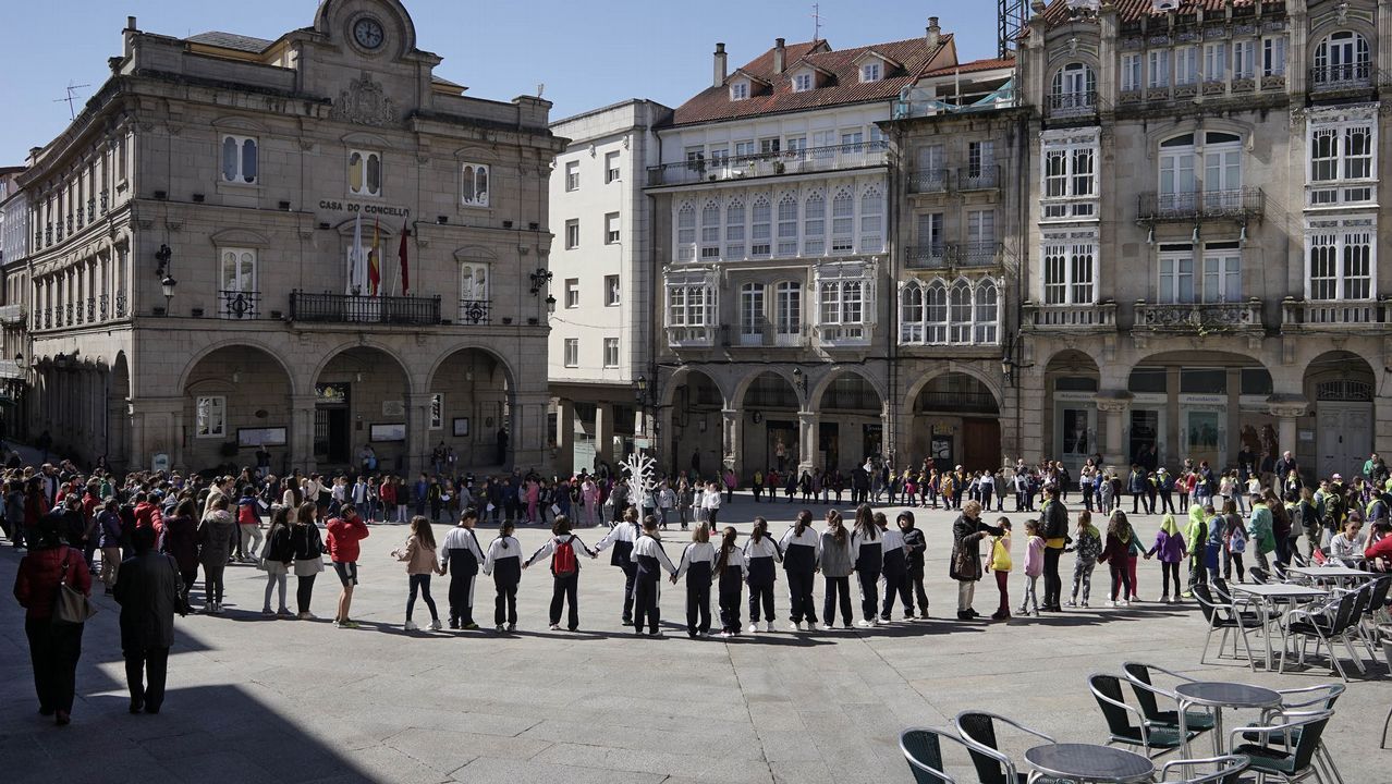 Dá da Poesía en Ourense con casi 400 alumnos en la Praza Maior y las escalinatas de Santa María Nai