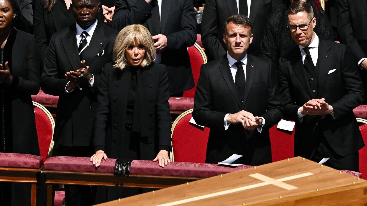 El presidente franc�s Emmanuel Macron y su esposa llorando tras el paso del f�retro del papa Francisco