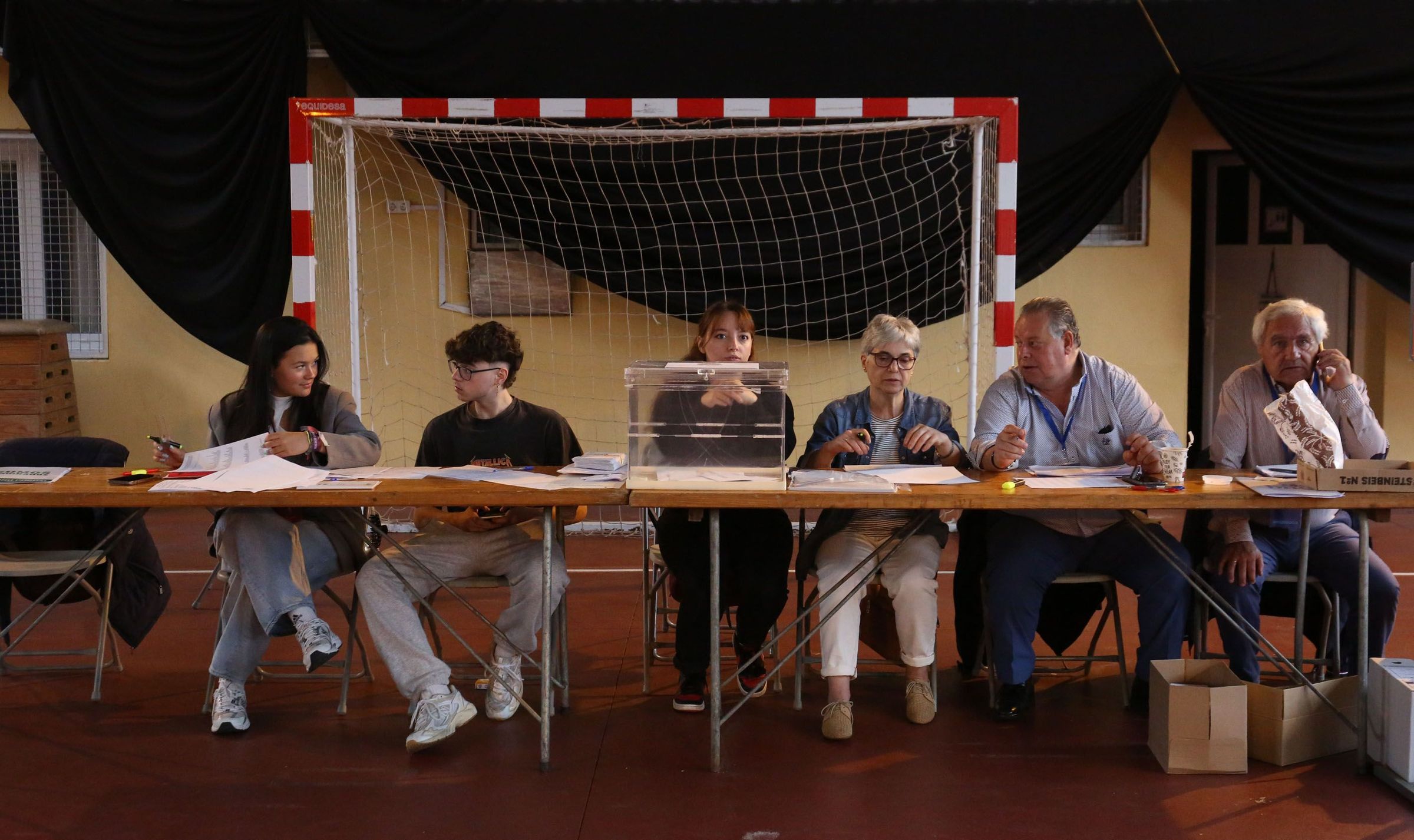 Mesa electoral nun colexio de Cambados durante o 28M. 28/05/2023