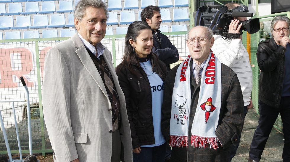 Con en entonces socio número 1 del Celta, Basilio Ferreiro, y su nieta Ana