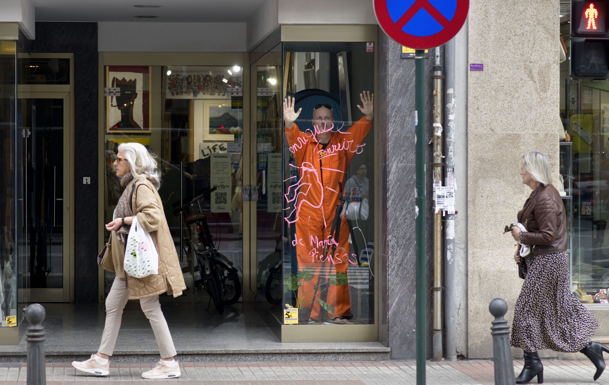 Encerro do artista Enrique Tenreiro, o artista coru��s que hai 5 anos pintou a tumba de Franco, pechouse durante tres d�as no escaparate da galer�a Artbyss en protesta pola tardanza da resoluci�n do Tribunal Supremo sobre o seu caso. 24/04/2024
