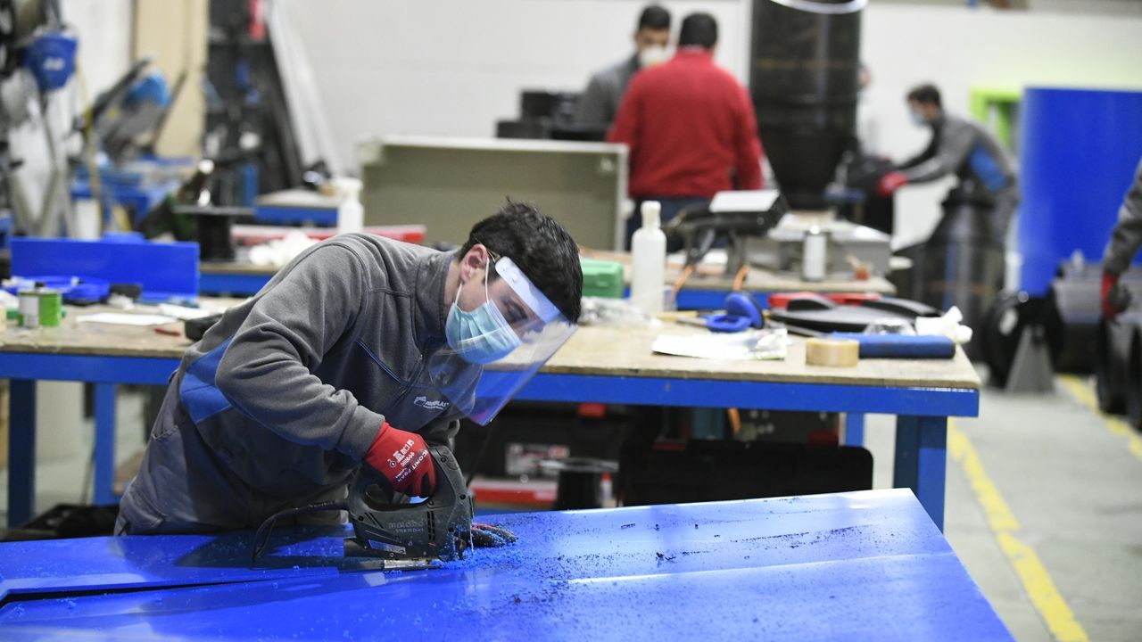Empresa Proferplas de Lalín trabajando con mascarillas