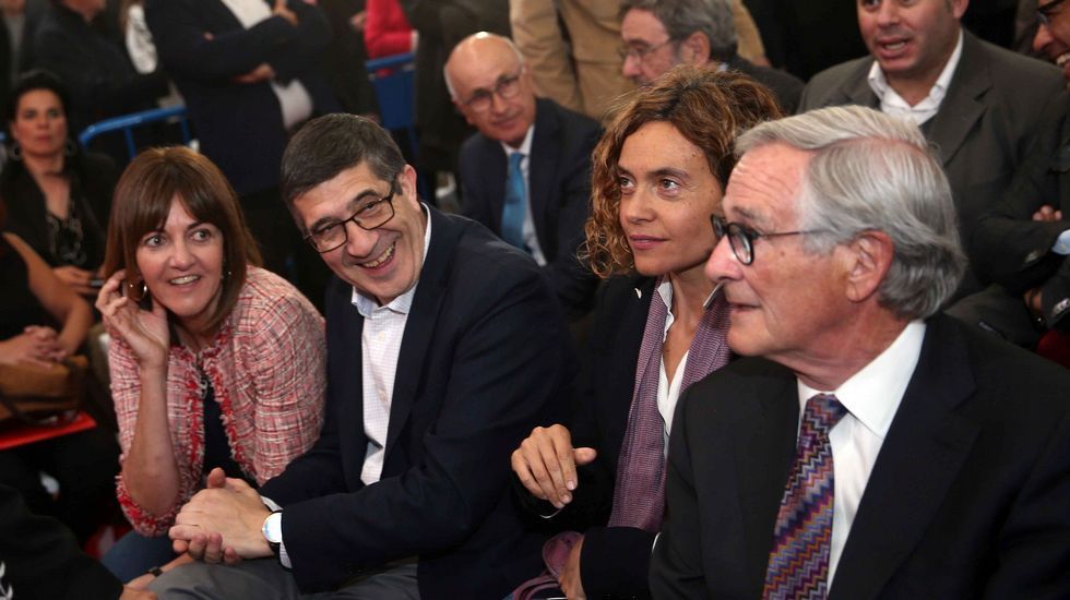 Mireia Chacón y Xavier Tápia, hermana y cuñado de Chacón, han cerrado el acto de homenaje del PSC a la socialista.