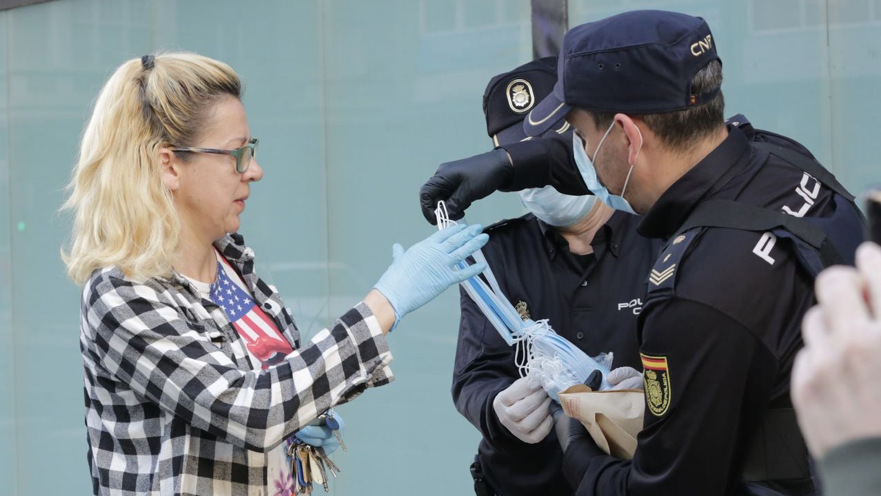 En A Coruña, como en otras ciudades, las Fuerzas y Cuerpos de seguridad estuvieron repartiendo mascarillas en el transporte público
