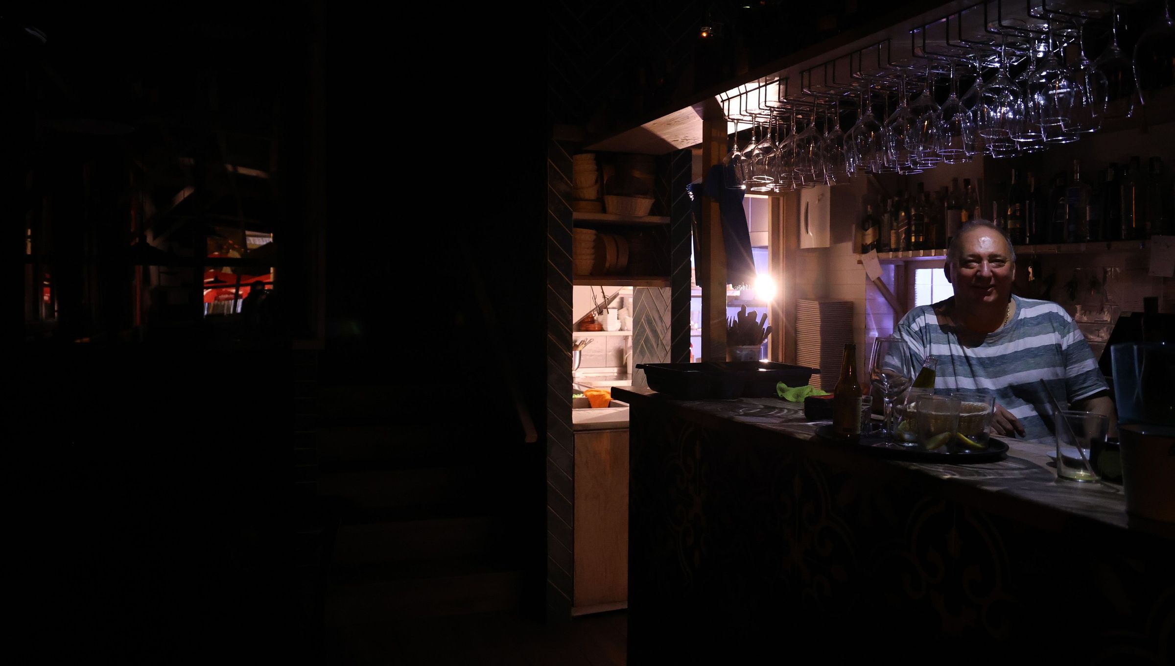 Un hostaleiro detrs da barra durante un novo apagn en Cambados. 04/05/2025