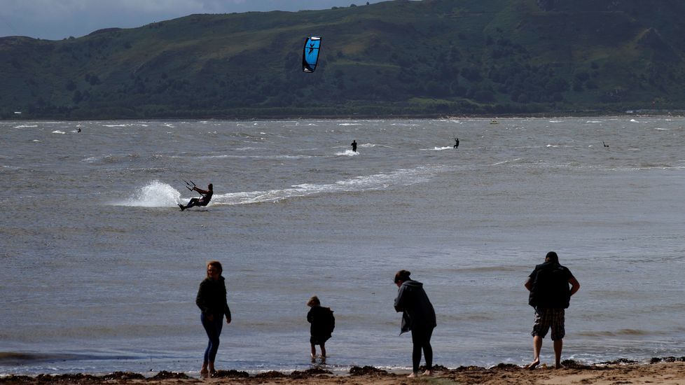Surferos en una playa de Gales, donde continúa el proceso de desconfinamiento