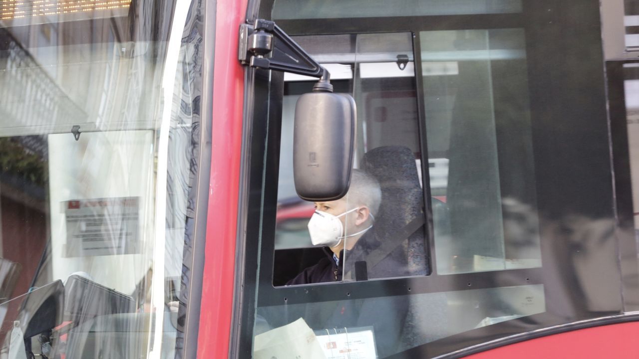 En A Coruña, como en otras ciudades, las Fuerzas y Cuerpos de seguridad estuvieron repartiendo mascarillas en el transporte público
