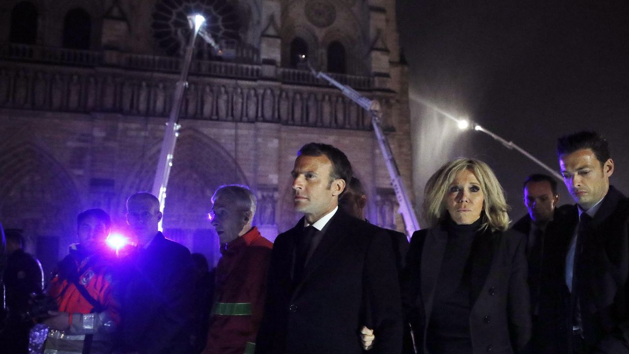 Unos bomberos dentro de la Catedral de Notre Dame