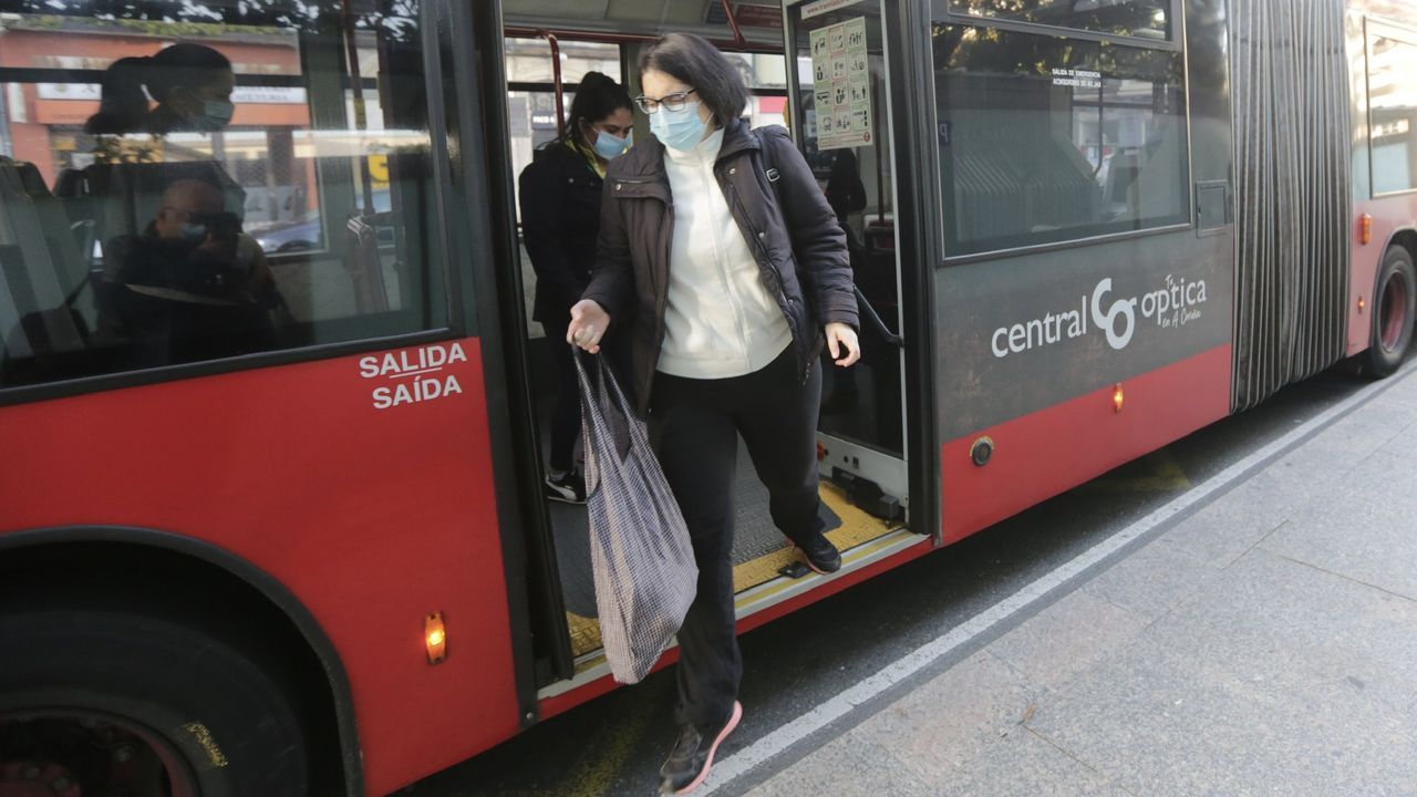 En A Coruña, como en otras ciudades, las Fuerzas y Cuerpos de seguridad estuvieron repartiendo mascarillas en el transporte público