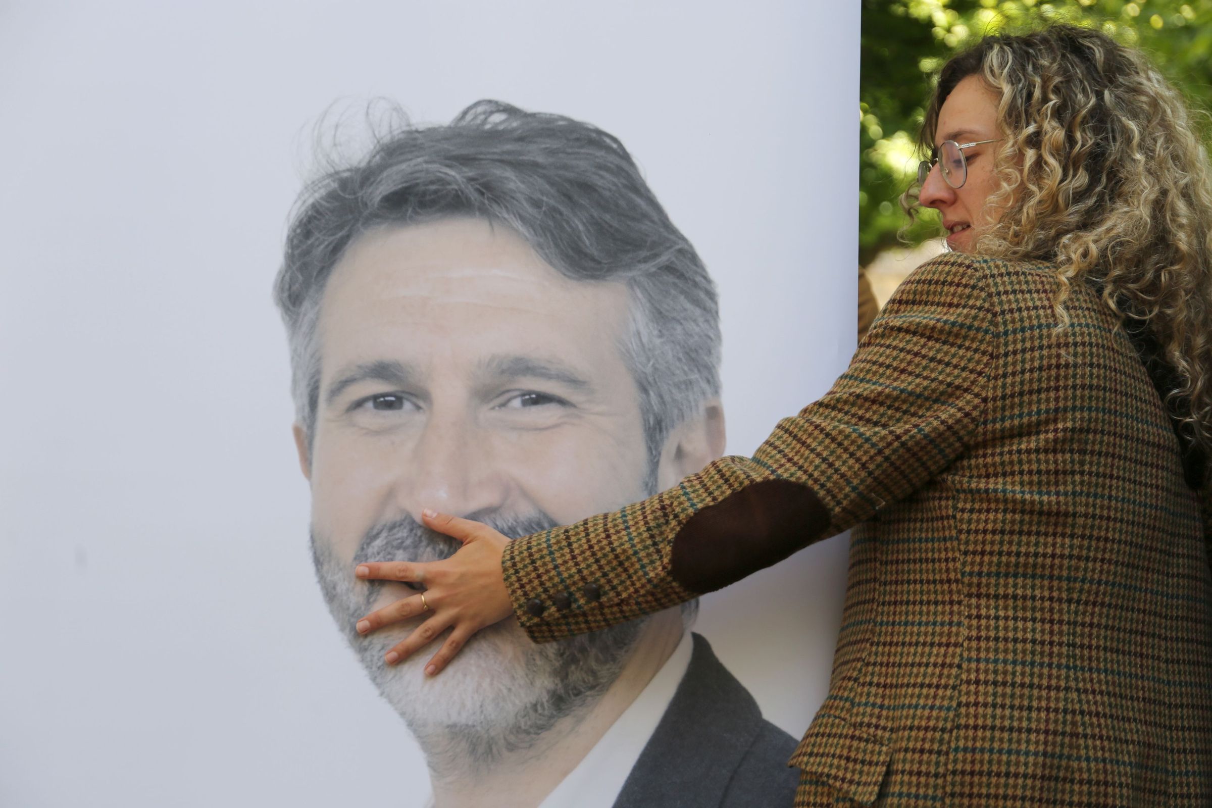 Unha militante suxeita do vento un cartel do alcalde de Vilagarc�a, Alberto Varela do PSOE nun m�tin. 12/05/2023